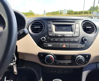 Noleggio Hyundai i10. Auto Economica per il noleggio in Grecia ✓ Cauzione di Deposito di 500 EUR ✓ Opzioni assicurative RCT, CDW, SCDW, FDW, Furto.