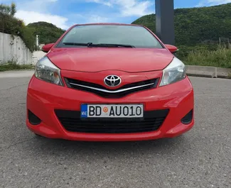 Vista frontale di un noleggio Toyota Yaris a Budva, Montenegro ✓ Auto #9537. ✓ Cambio Automatico TM ✓ 1 recensioni.