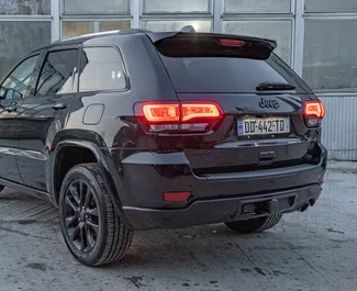 Interni di Jeep Grand Cherokee in affitto in Georgia. Un'ottima auto da 5 posti con cambio Automatico.