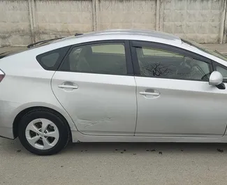 Noleggio auto Toyota Prius 2012 in Georgia, con carburante Ibrido e 45 cavalli di potenza ➤ A partire da 114 GEL al giorno.