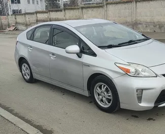 Vista frontale di un noleggio Toyota Prius a Tbilisi, Georgia ✓ Auto #9795. ✓ Cambio Automatico TM ✓ 0 recensioni.