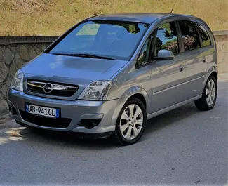 Vista frontale di un noleggio Opel Meriva a Durazzo, Albania ✓ Auto #9800. ✓ Cambio Manuale TM ✓ 0 recensioni.