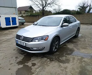 Vista frontale di un noleggio Volkswagen Passat all'aeroporto di Kutaisi, Georgia ✓ Auto #9701. ✓ Cambio Automatico TM ✓ 1 recensioni.