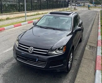 Vista frontale di un noleggio Volkswagen Touareg a Tirana, Albania ✓ Auto #9693. ✓ Cambio Automatico TM ✓ 0 recensioni.