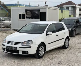 Vista frontale di un noleggio Volkswagen Golf 5 all'aeroporto di Tirana, Albania ✓ Auto #9634. ✓ Cambio Automatico TM ✓ 0 recensioni.