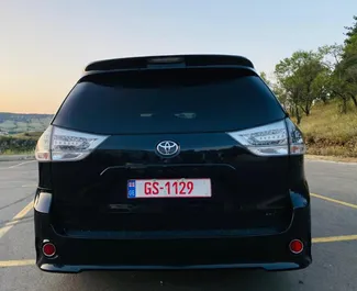 Toyota Sienna 2016 disponibile per il noleggio a Kutaisi, con limite di chilometraggio di illimitato.