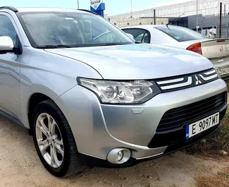 Vista frontale di un noleggio Mitsubishi Outlander all'aeroporto di Burgas, Bulgaria ✓ Auto #9655. ✓ Cambio Automatico TM ✓ 0 recensioni.