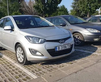 Vista frontale di un noleggio Hyundai i20 all'aeroporto di Burgas, Bulgaria ✓ Auto #9656. ✓ Cambio Automatico TM ✓ 0 recensioni.