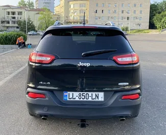 Interni di Jeep Cherokee in affitto in Georgia. Un'ottima auto da 5 posti con cambio Automatico.