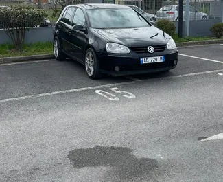 Vista frontale di un noleggio Volkswagen Golf 5 all'aeroporto di Tirana, Albania ✓ Auto #10035. ✓ Cambio Automatico TM ✓ 0 recensioni.