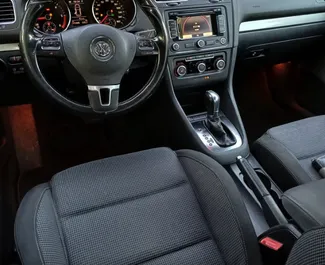 Interni di Volkswagen Golf 6 in affitto in Albania. Un'ottima auto da 5 posti con cambio Automatico.