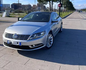 Vista frontale di un noleggio Volkswagen Passat-CC a Tirana, Albania ✓ Auto #9980. ✓ Cambio Automatico TM ✓ 0 recensioni.