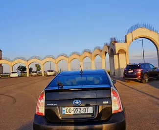 Interni di Toyota Prius in affitto in Georgia. Un'ottima auto da 5 posti con cambio Automatico.