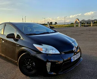 Motore Ibrido da 1,8L di Toyota Prius 2013 per il noleggio a Tbilisi.