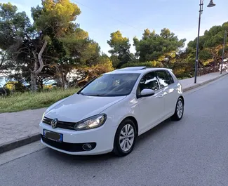 Vista frontale di un noleggio Volkswagen Golf 6 a Durazzo, Albania ✓ Auto #9902. ✓ Cambio Automatico TM ✓ 3 recensioni.