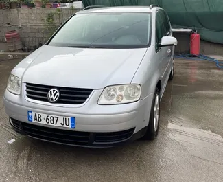 Vista frontale di un noleggio Volkswagen Touran all'aeroporto di Tirana, Albania ✓ Auto #10044. ✓ Cambio Automatico TM ✓ 0 recensioni.