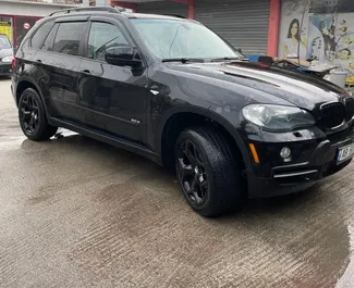 Vista frontale di un noleggio BMW X5 all'aeroporto di Tirana, Albania ✓ Auto #10034. ✓ Cambio Automatico TM ✓ 0 recensioni.