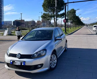 Vista frontale di un noleggio Volkswagen Golf 6 a Tirana, Albania ✓ Auto #9977. ✓ Cambio Automatico TM ✓ 0 recensioni.