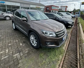 Vista frontale di un noleggio Volkswagen Tiguan a Tirana, Albania ✓ Auto #10208. ✓ Cambio Automatico TM ✓ 0 recensioni.