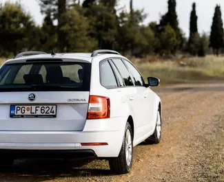 Interni di Skoda Octavia Combi in affitto in Montenegro. Un'ottima auto da 5 posti con cambio Automatico.