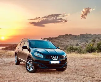 Vista frontale di un noleggio Nissan Qashqai a Tirana, Albania ✓ Auto #10206. ✓ Cambio Manuale TM ✓ 0 recensioni.