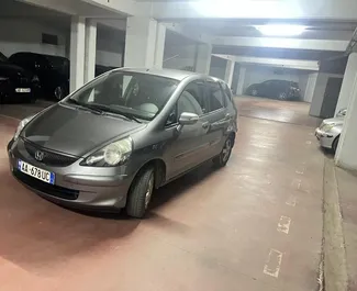 Vista frontale di un noleggio Honda Jazz all'aeroporto di Tirana, Albania ✓ Auto #10048. ✓ Cambio Automatico TM ✓ 0 recensioni.