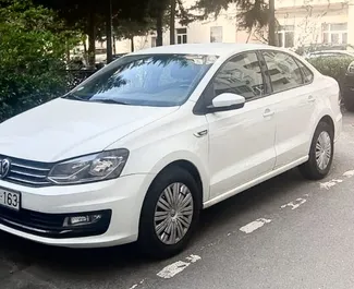 Vista frontale di un noleggio Volkswagen Polo Sedan all'aeroporto di Baku, Azerbaigian ✓ Auto #9920. ✓ Cambio Automatico TM ✓ 0 recensioni.