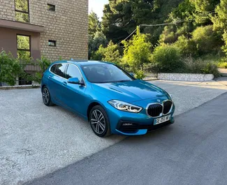 Vista frontale di un noleggio BMW 116d a Rafailovici, Montenegro ✓ Auto #10023. ✓ Cambio Automatico TM ✓ 2 recensioni.