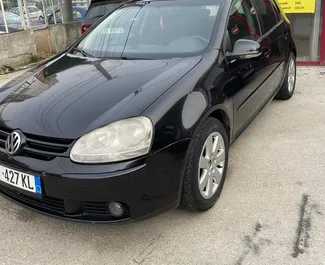 Vista frontale di un noleggio Volkswagen Golf 5 all'aeroporto di Tirana, Albania ✓ Auto #10040. ✓ Cambio Automatico TM ✓ 0 recensioni.