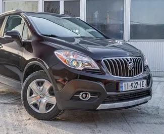 Vista frontale di un noleggio Buick Encore a Tbilisi, Georgia ✓ Auto #9873. ✓ Cambio Automatico TM ✓ 0 recensioni.