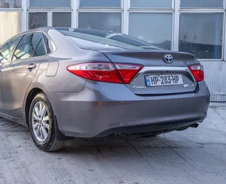 Toyota Camry 2016 disponibile per il noleggio a Tbilisi, con limite di chilometraggio di illimitato.