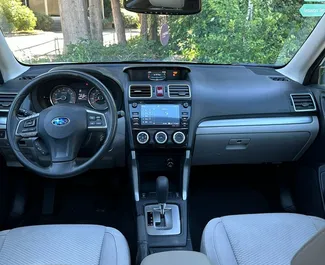 Interni di Subaru Forester in affitto in Georgia. Un'ottima auto da 5 posti con cambio Automatico.