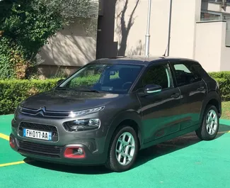 Vista frontale di un noleggio Citroen C4 Cactus a Rafailovici, Montenegro ✓ Auto #2014. ✓ Cambio Automatico TM ✓ 5 recensioni.