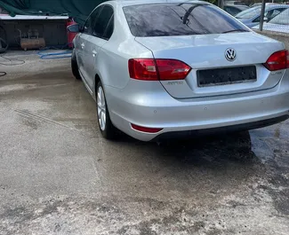 Noleggio Volkswagen Jetta. Auto Economica, Comfort per il noleggio in Albania ✓ Cauzione di Deposito di 100 EUR ✓ Opzioni assicurative RCT, CDW, FDW.