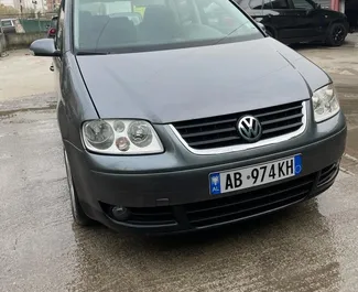 Vista frontale di un noleggio Volkswagen Touran all'aeroporto di Tirana, Albania ✓ Auto #10046. ✓ Cambio Automatico TM ✓ 0 recensioni.