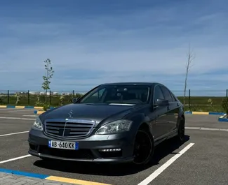 Vista frontale di un noleggio Mercedes-Benz S-Class a Durazzo, Albania ✓ Auto #10236. ✓ Cambio Automatico TM ✓ 0 recensioni.