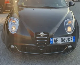 Vista frontale di un noleggio Alfa Romeo MiTo all'aeroporto di Tirana, Albania ✓ Auto #9996. ✓ Cambio Manuale TM ✓ 0 recensioni.