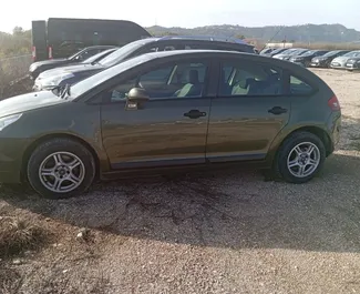 Vista frontale di un noleggio Citroen C4 all'aeroporto di Tirana, Albania ✓ Auto #10005. ✓ Cambio Manuale TM ✓ 0 recensioni.