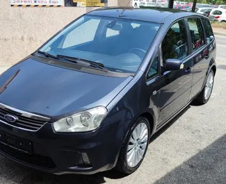 Vista frontale di un noleggio Ford C-Max all'aeroporto di Tirana, Albania ✓ Auto #10125. ✓ Cambio Manuale TM ✓ 0 recensioni.