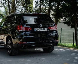 Noleggio auto BMW X5 2015 in Georgia, con carburante Benzina e 310 cavalli di potenza ➤ A partire da 227 GEL al giorno.