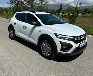 Vista frontale di un noleggio Dacia Sandero Stepway all'aeroporto di Tirana, Albania ✓ Auto #10105. ✓ Cambio Manuale TM ✓ 0 recensioni.