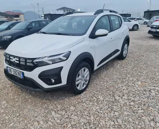 Vista frontale di un noleggio Dacia Sandero Stepway all'aeroporto di Tirana, Albania ✓ Auto #10107. ✓ Cambio Automatico TM ✓ 2 recensioni.