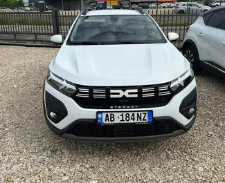 Vista frontale di un noleggio Dacia Sandero Stepway all'aeroporto di Tirana, Albania ✓ Auto #10072. ✓ Cambio Automatico TM ✓ 0 recensioni.