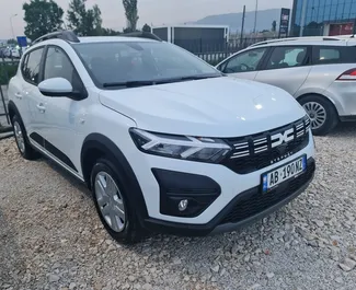 Vista frontale di un noleggio Dacia Sandero Stepway all'aeroporto di Tirana, Albania ✓ Auto #10108. ✓ Cambio Automatico TM ✓ 0 recensioni.