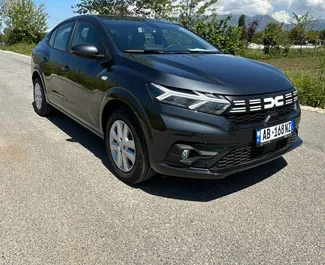 Vista frontale di un noleggio Dacia Logan all'aeroporto di Tirana, Albania ✓ Auto #10106. ✓ Cambio Automatico TM ✓ 0 recensioni.