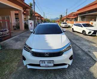 Vista frontale di un noleggio Honda City all'aeroporto di Phuket, Thailandia ✓ Auto #9925. ✓ Cambio Automatico TM ✓ 0 recensioni.