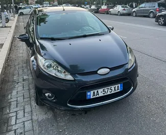 Vista frontale di un noleggio Ford Fiesta a Durazzo, Albania ✓ Auto #9901. ✓ Cambio Manuale TM ✓ 0 recensioni.