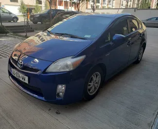 Vista frontale di un noleggio Toyota Prius a Tbilisi, Georgia ✓ Auto #10225. ✓ Cambio Automatico TM ✓ 1 recensioni.