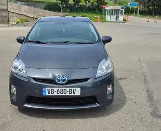 Vista frontale di un noleggio Toyota Prius a Tbilisi, Georgia ✓ Auto #10237. ✓ Cambio Automatico TM ✓ 0 recensioni.