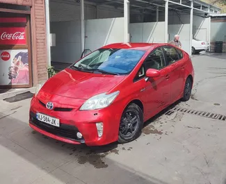 Vista frontale di un noleggio Toyota Prius a Tbilisi, Georgia ✓ Auto #10147. ✓ Cambio Automatico TM ✓ 0 recensioni.